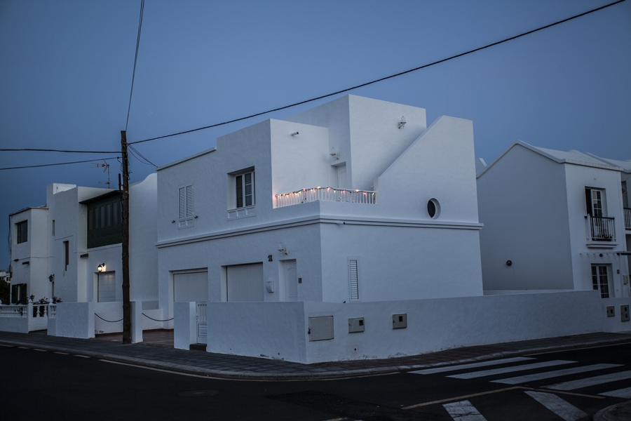 Lichterkette an einem Haus in Arrieta