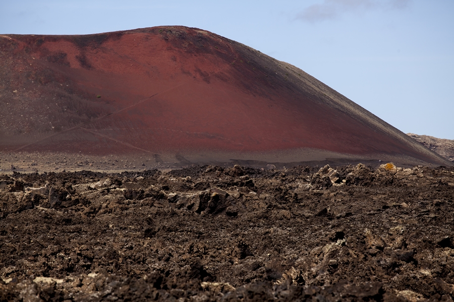 ein roter Vulkan bei Teguise