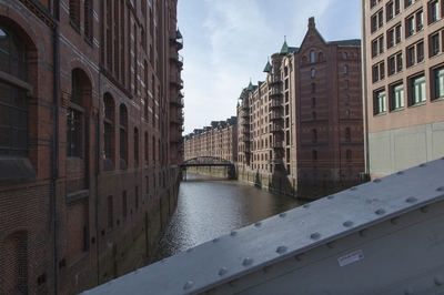 Blick auf einen Fleet in der Speicherstadt