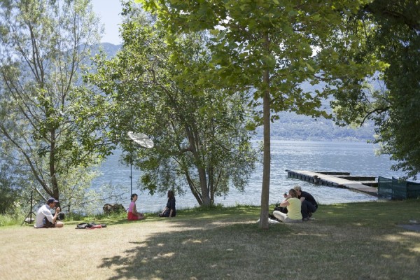 Ein Filmteam macht Pause am See